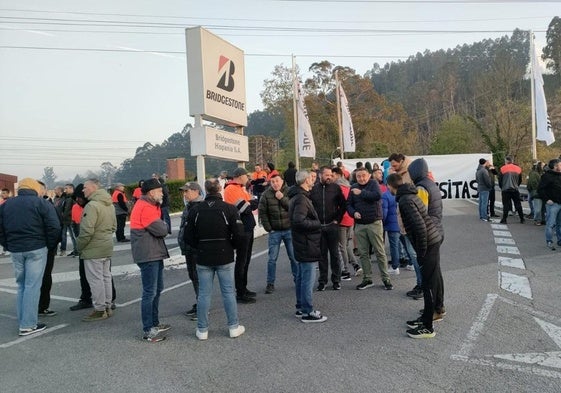Trabajadores a la entrada de la factoría de Puente San Miguel.