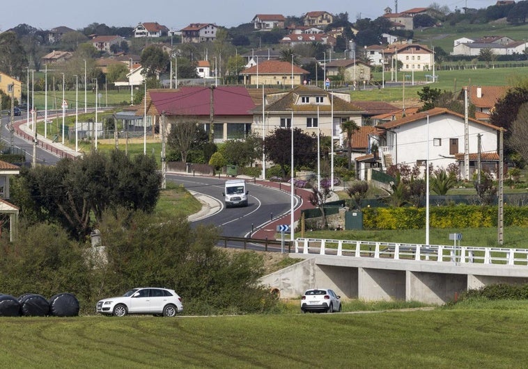 La CA-440 tiene ahora los carriles más anchos y una vía peatonal entre Langre y Galizano.