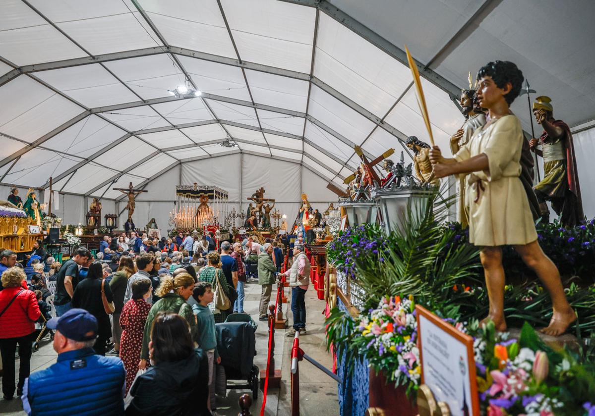 La plaza de la Porticada, en Santander, acoge la exposición de pasos procesionales de Semana Santa