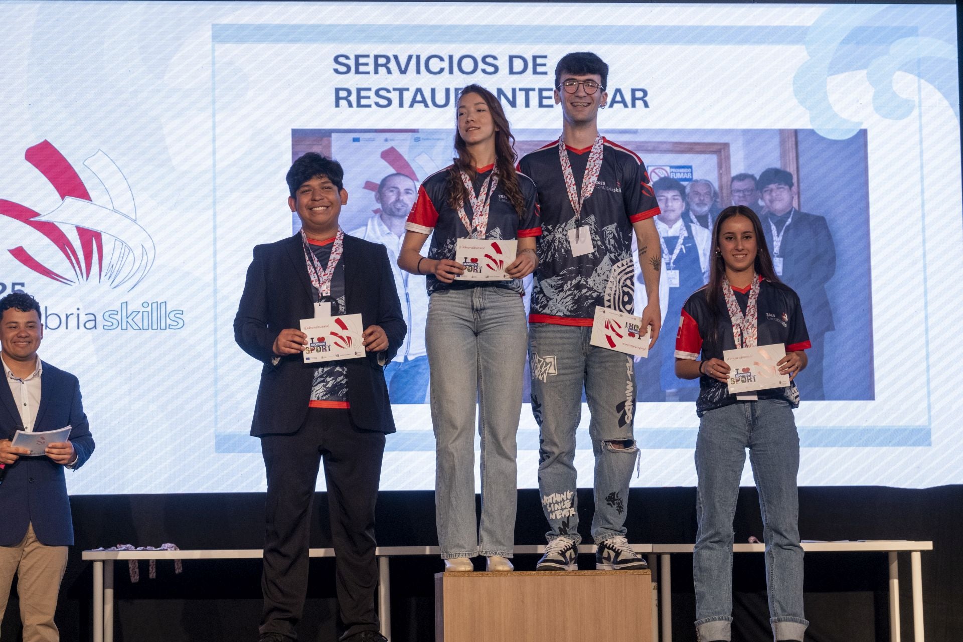 El oro en Servicios de Restaurante y Bar ha ido a parar a manos de Elia de la Fuente, del IES Peñacastillo, y Fernando Haya del IES Besaya.