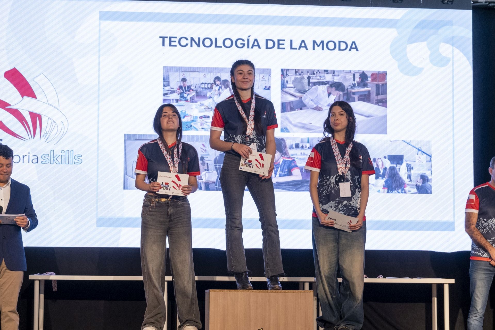 Caelia Amigo, estudiante del IES Foramontanos, se ha subido a lo más alto del podio en la categoría de Tecnología de la moda.