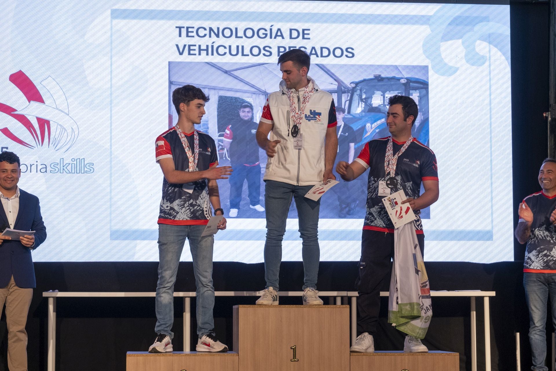 Álvaro Rozadilla, alumno del IES Fuente Fresnedo, ha logrado un oro en la categoría de Tecnología de vehículos pesados. En la imagen posa con sus compañeros de podio y Olimpiadas. 
