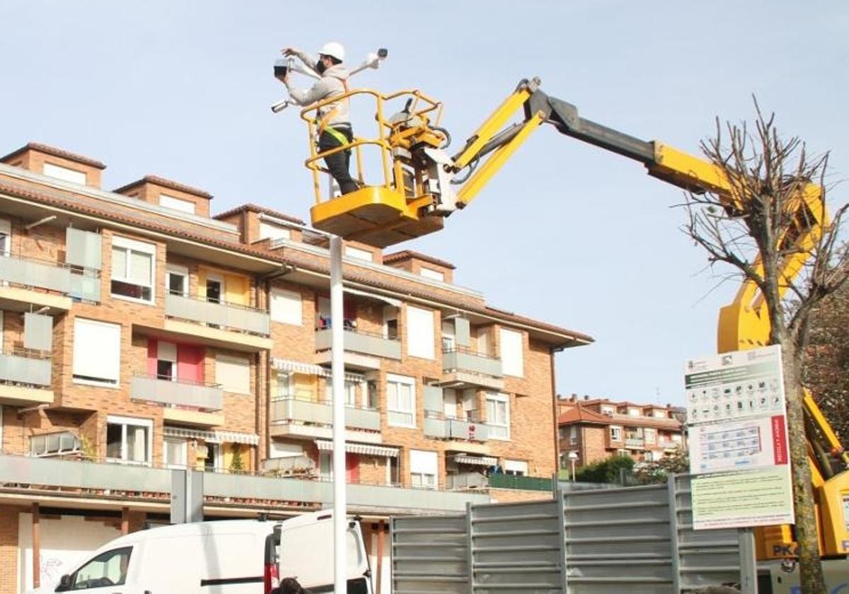 Un operario durante la colocación en 2020 de las cámaras de La Rañada (El Bosque).