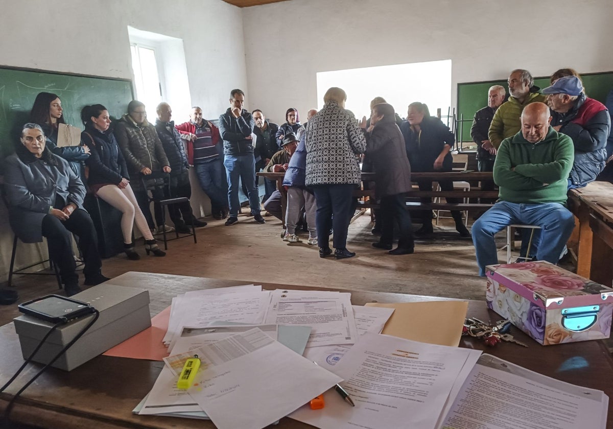 En torno a 300 vecinos de la comarca oriental se movilizan contra los parques eólicos proyectados