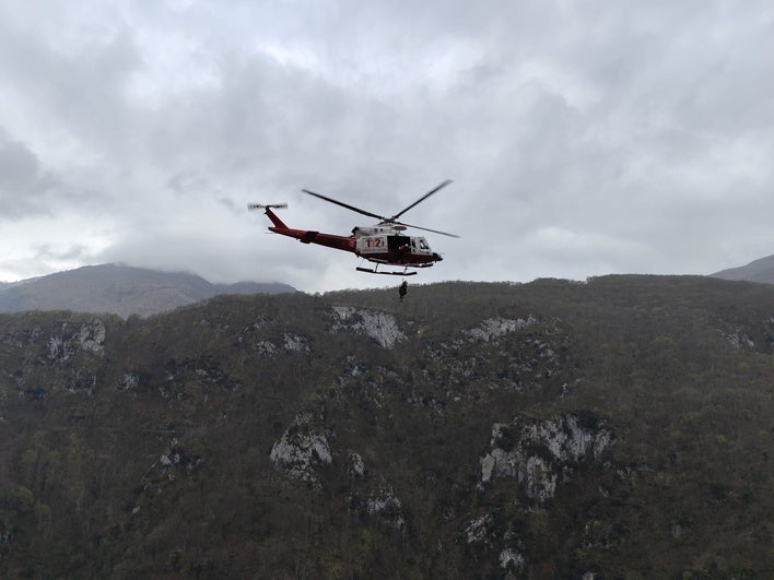Momento en el que el rescatador y la atleta llegan al helicóptero mediante una operación de grúa.