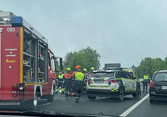 Agentes de la Guardia Civil y bomberos de Santander, en el lugar del accidente.