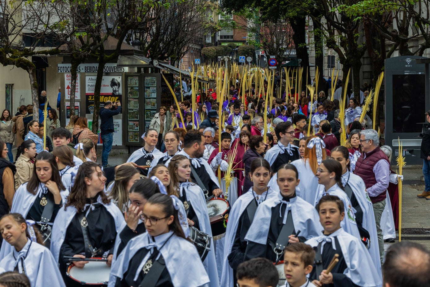 Los jóvenes también participan en la procesión del Domingo de Ramos.