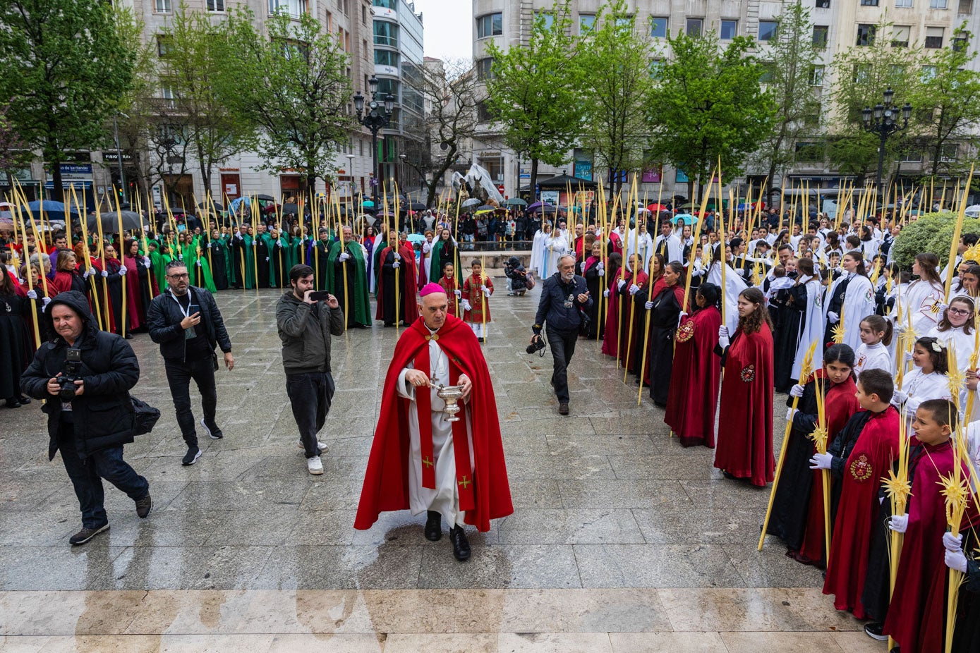 El Obispo de Santander, Monseñor Arturo Pablo Ros, en la procesión del Domingo de Ramos con representantes de todas las cofradías.