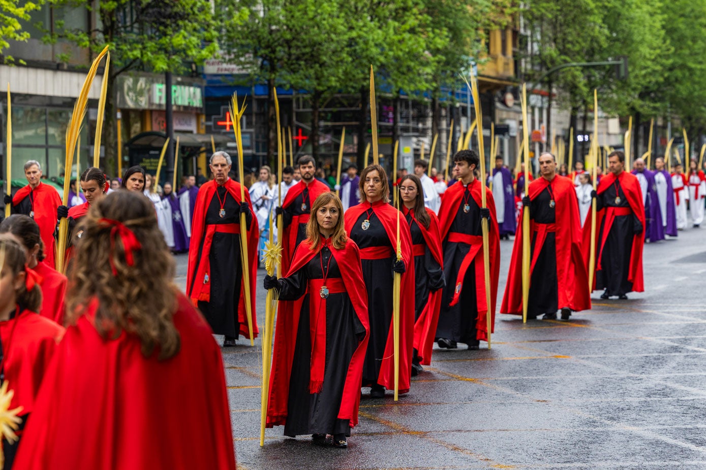 Participantes en la procesión de la Hermandad del Santo Cristo de la Agonía y de la Virgen Dolorosa.