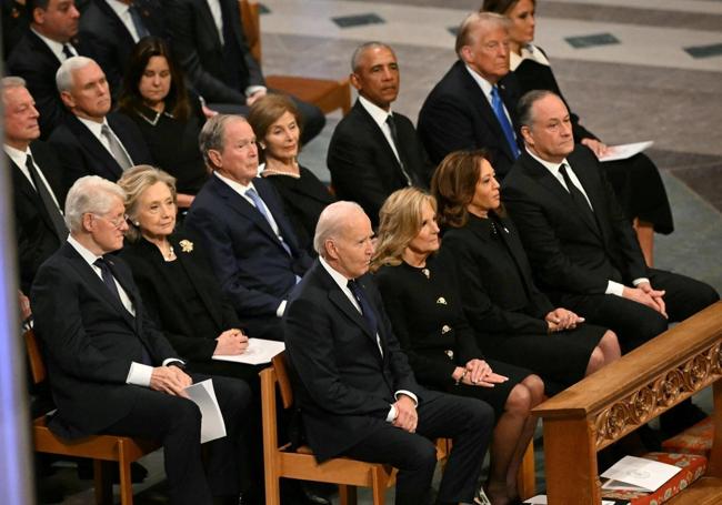 Barack Obama junto a los Trump, y en la misma bancada, los matrimonios Bush y Clinton durante el funeral de Jimmy Carter.