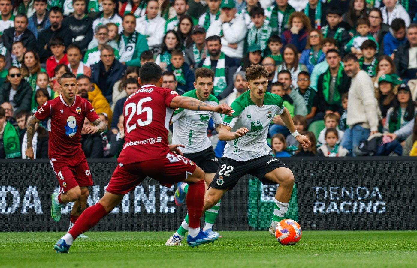 Pablo Rodríguez conduce el balón ante Escobar, del Castellón