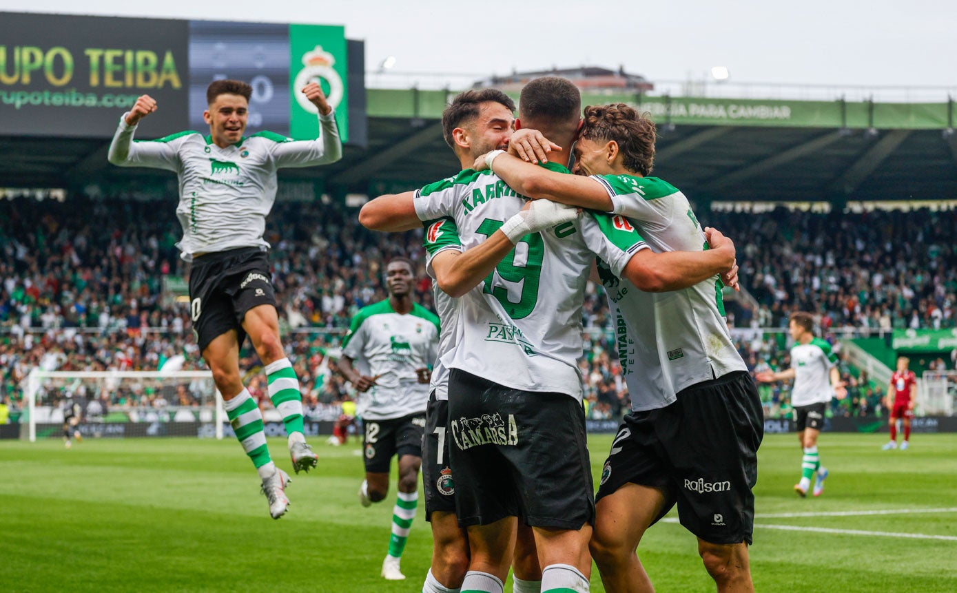 Los jugadores del Racing celebran el gol de Karrikaburu