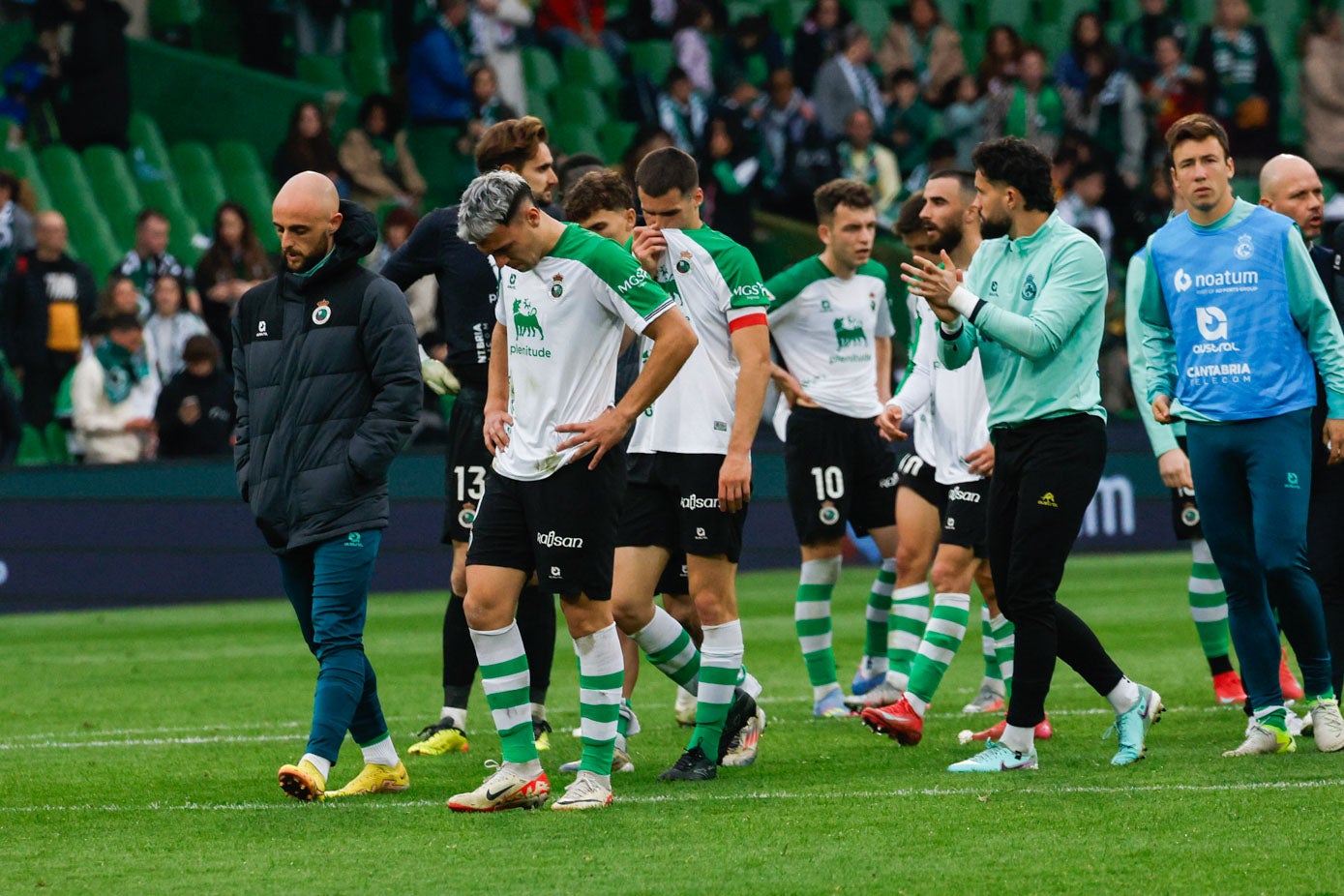 Los jugadores, cabizbajos tras el empate