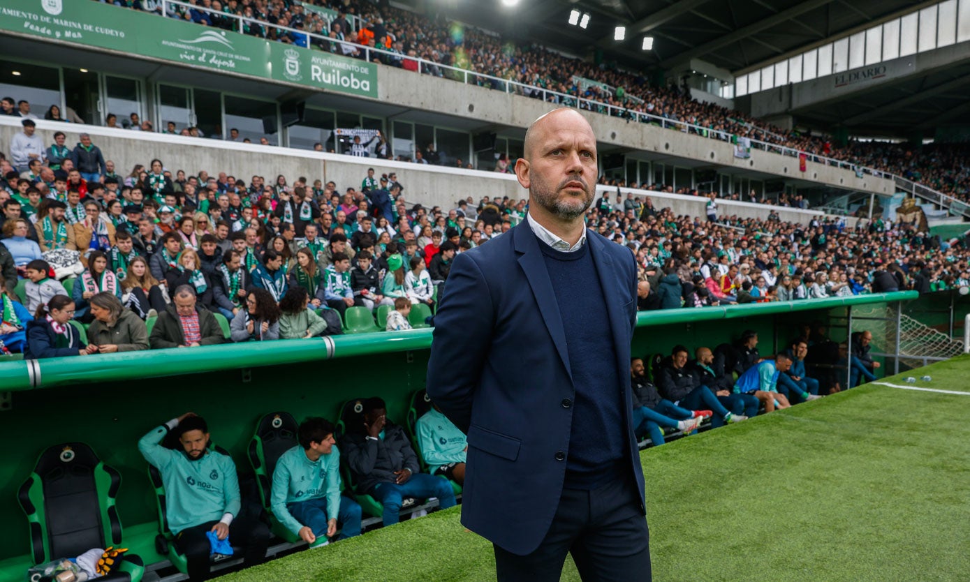 José Alberto, en el banquillo del Racing antes de comenzar el encuentro. 
