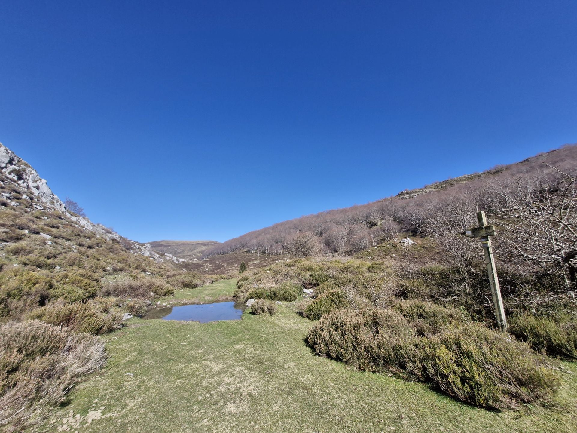 Tras terminar ese primer tramo del descenso, el paisaje llanea.