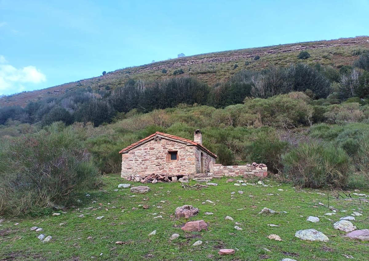 Imagen secundaria 1 - Las cabañas y las cascadas son muy características en la zona de Brañavieja.