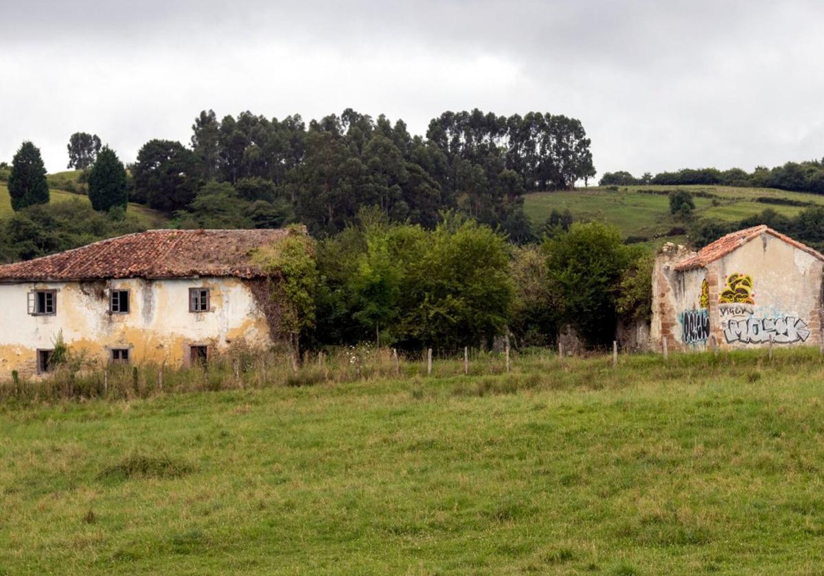 El imparable deterioro de las pinturas medievales del Lazareto de Abaño