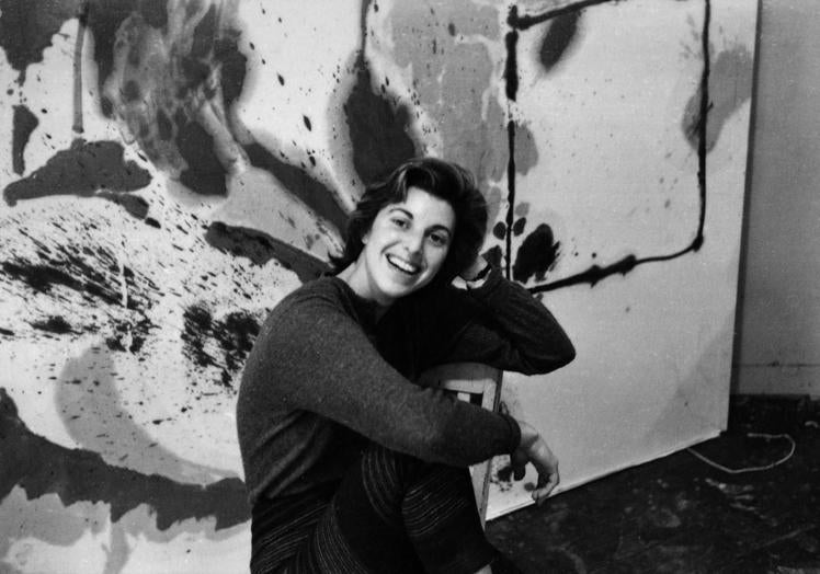 Frankenthaler en su estudio de la Tercera Avenida con Alassio (1960, obra en progreso), Nueva York, 1960. Helen Frankenthaler Foundation Archives, Nueva York. Foto: Walter Silver.