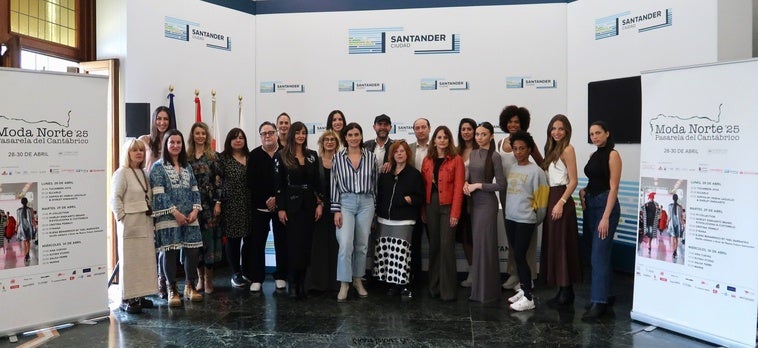 Foto de familia de la presentación de la Pasarela Moda Norte 2025 con la alcaldesa de Santander, Gema Igual, y la directora general de Cantur, Inés Mier.