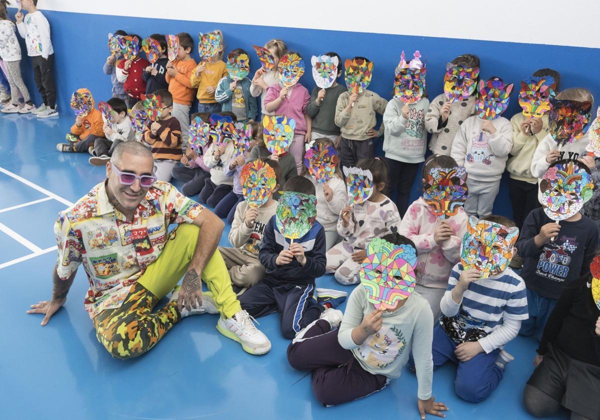 La clase magistral de Okuda en el colegio Marqués de Estella