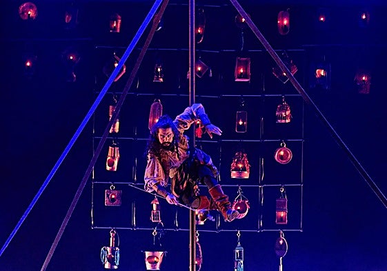 Jesús Irimia, en uno de los números de mástil chino del espectáculo 'Farra'.