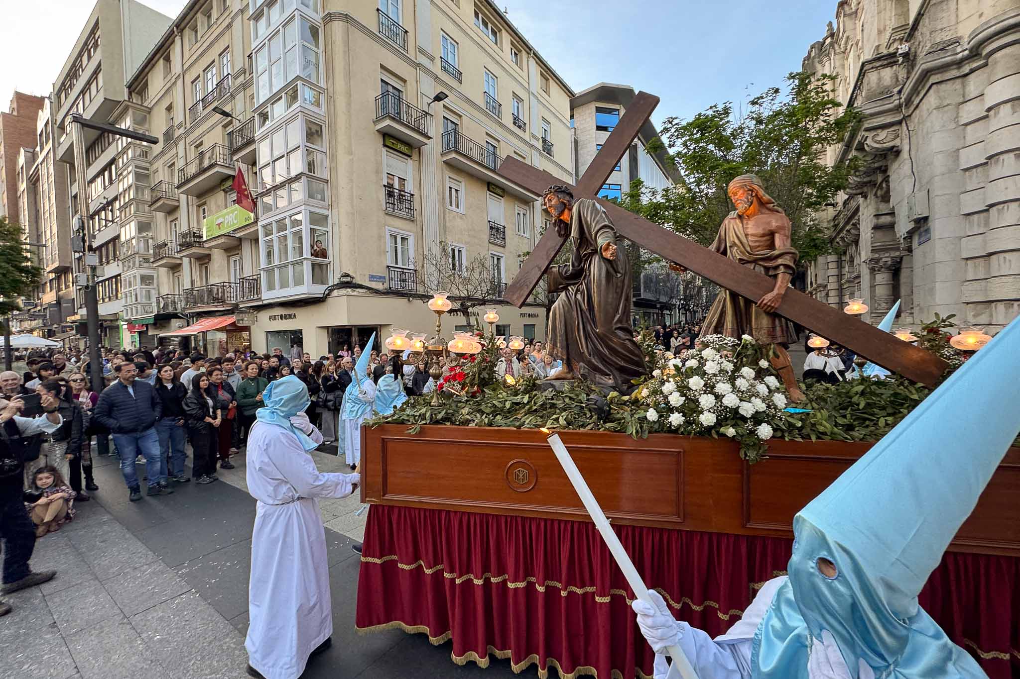 Paso que representa a Jesús ayudado por el Cirineo -Real Hermandad y Cofradías de Nazarenos de la Inmaculada Concepción de la Santísima Virgen María y San Luis Gonzaga
