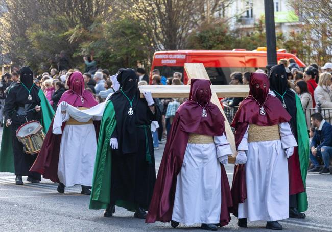 Este año ha salido una nueva Cruz inclinada, llevada por miembros de varias cofradías.