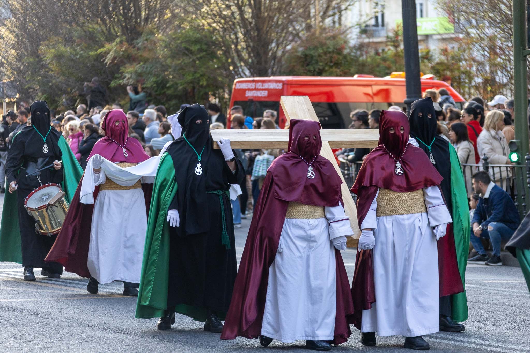 Este año ha salido una nueva Cruz inclinada, llevada por miembros de varias cofradías.