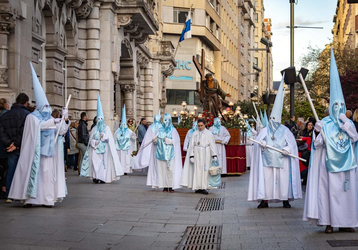 Hermandad de La Inmaculada, con el paso 'Jesús ayudado por el Cirineo', a su paso por delante del Ayuntamiento de Santander.