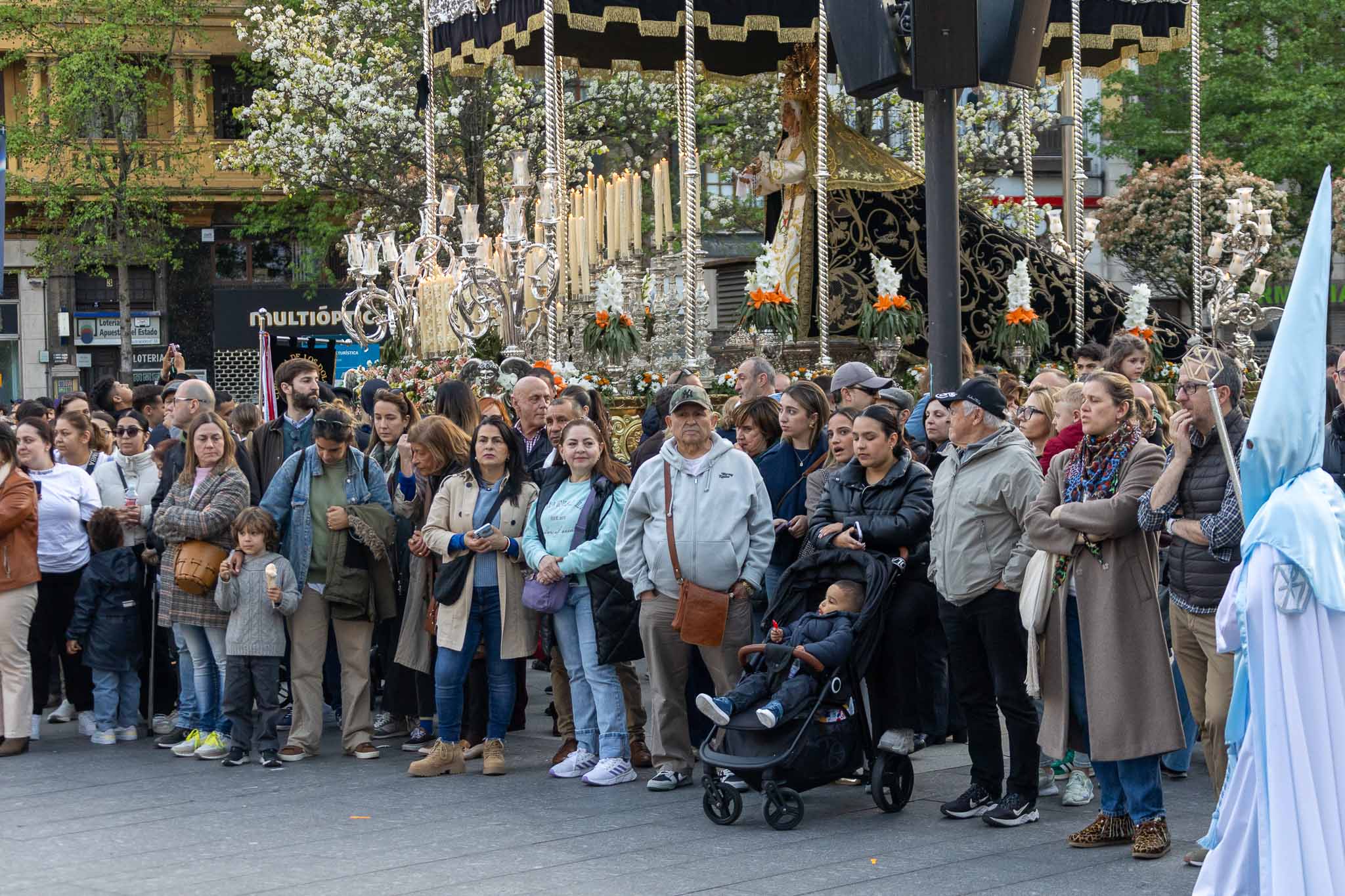 Numeroso publico hoy, en una jornada en la que por fin no llovió. Al fondo la Merced