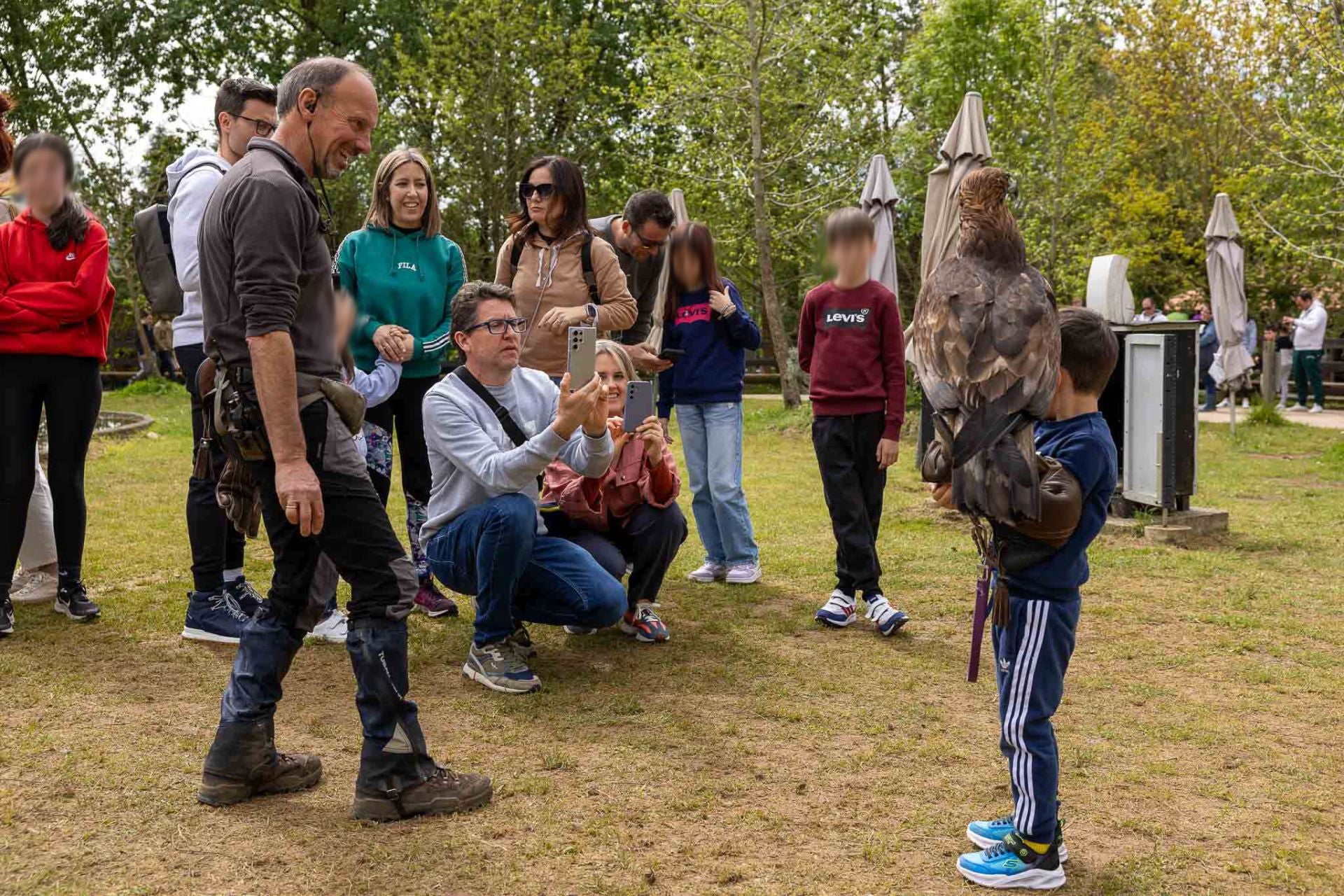 Turno para hacerse fotos con las aves rapaces.