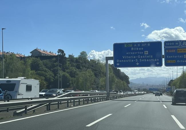 La entrada a Cantabria desde el País Vasco ha registrado retenciones esta mañana.