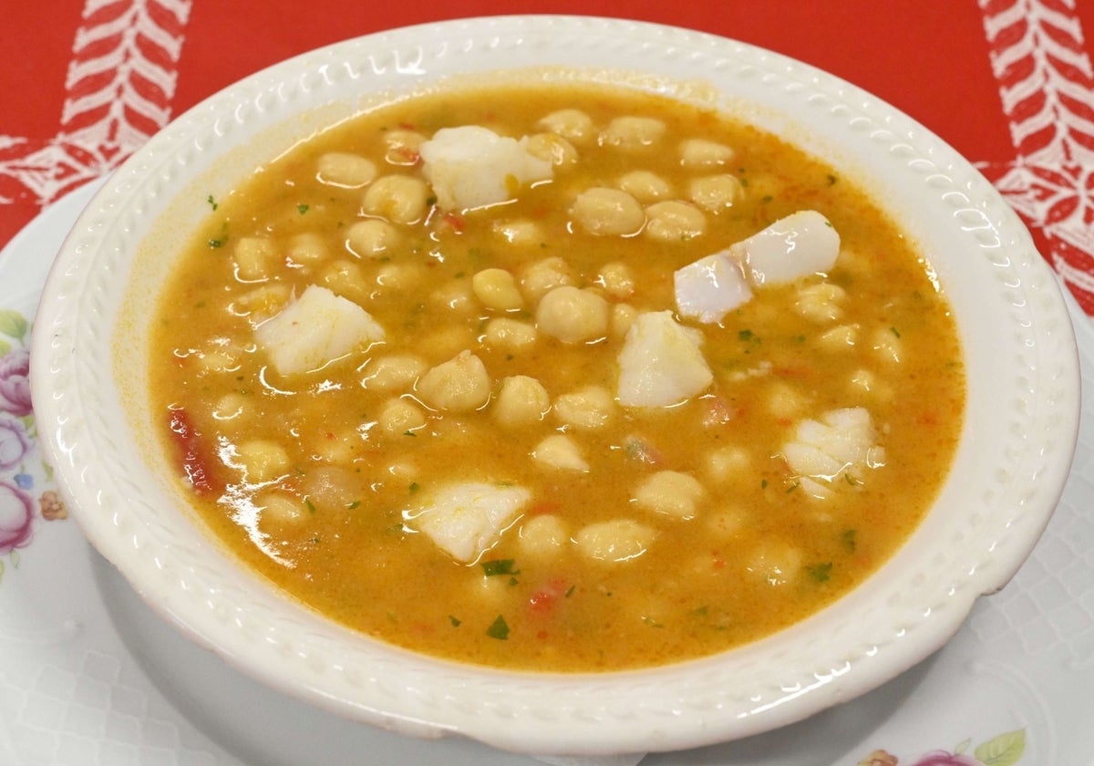 Garbanzos encebollados con bacalao