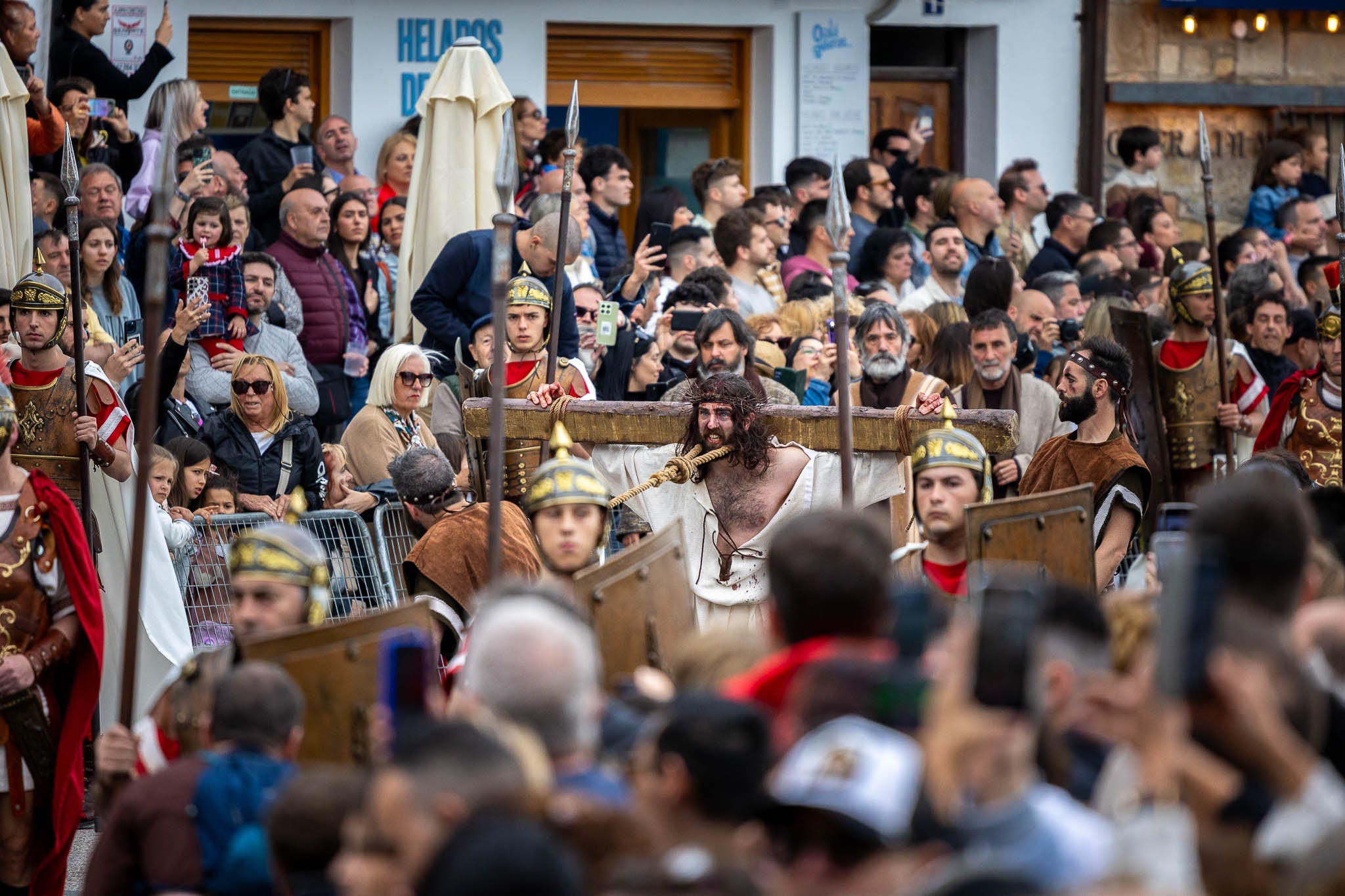 Todo el Via Crucis ha sido seguido por numeroso publico.