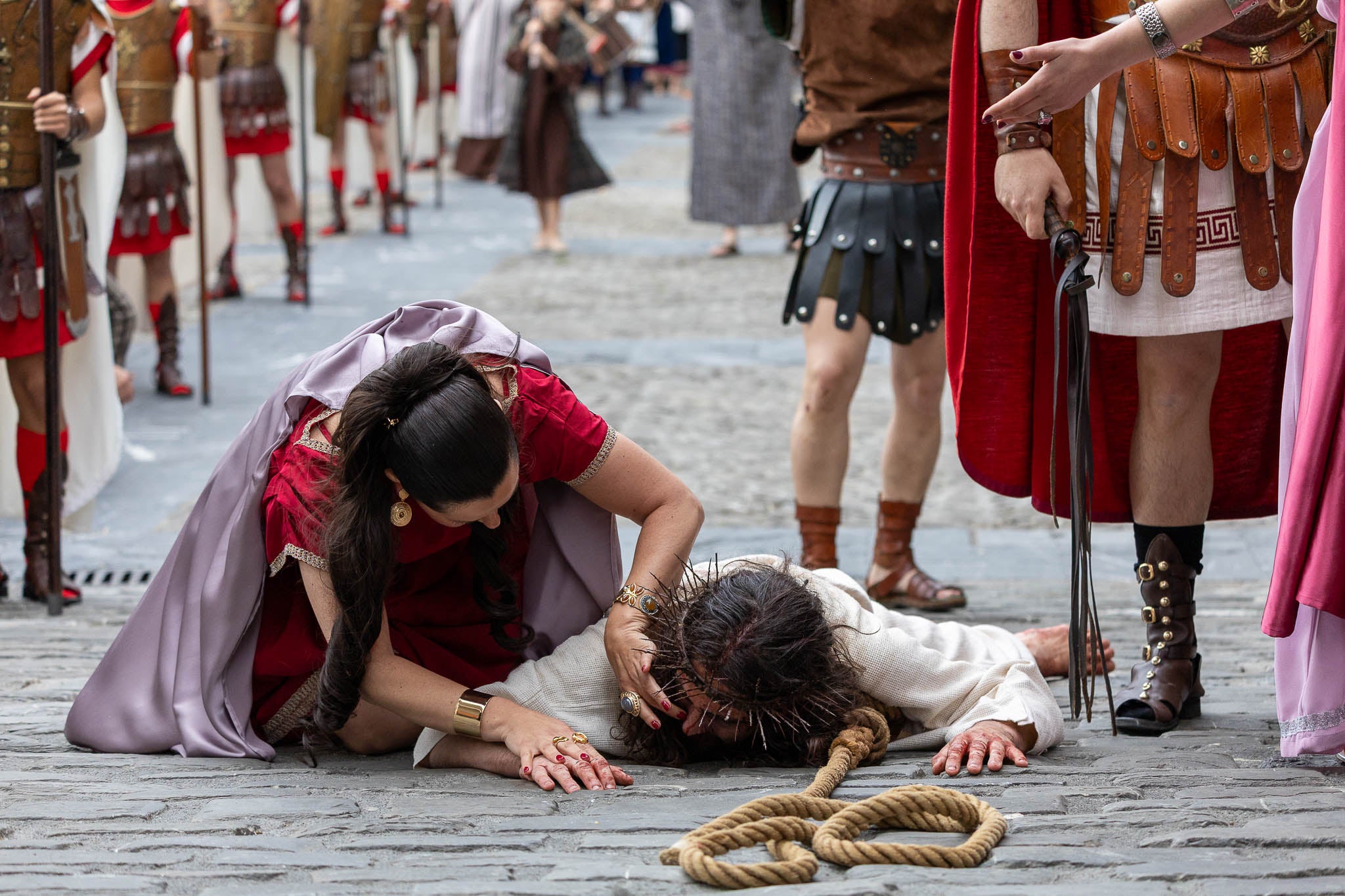 Una de las caídas de Jesús durante el Vía Crucis.