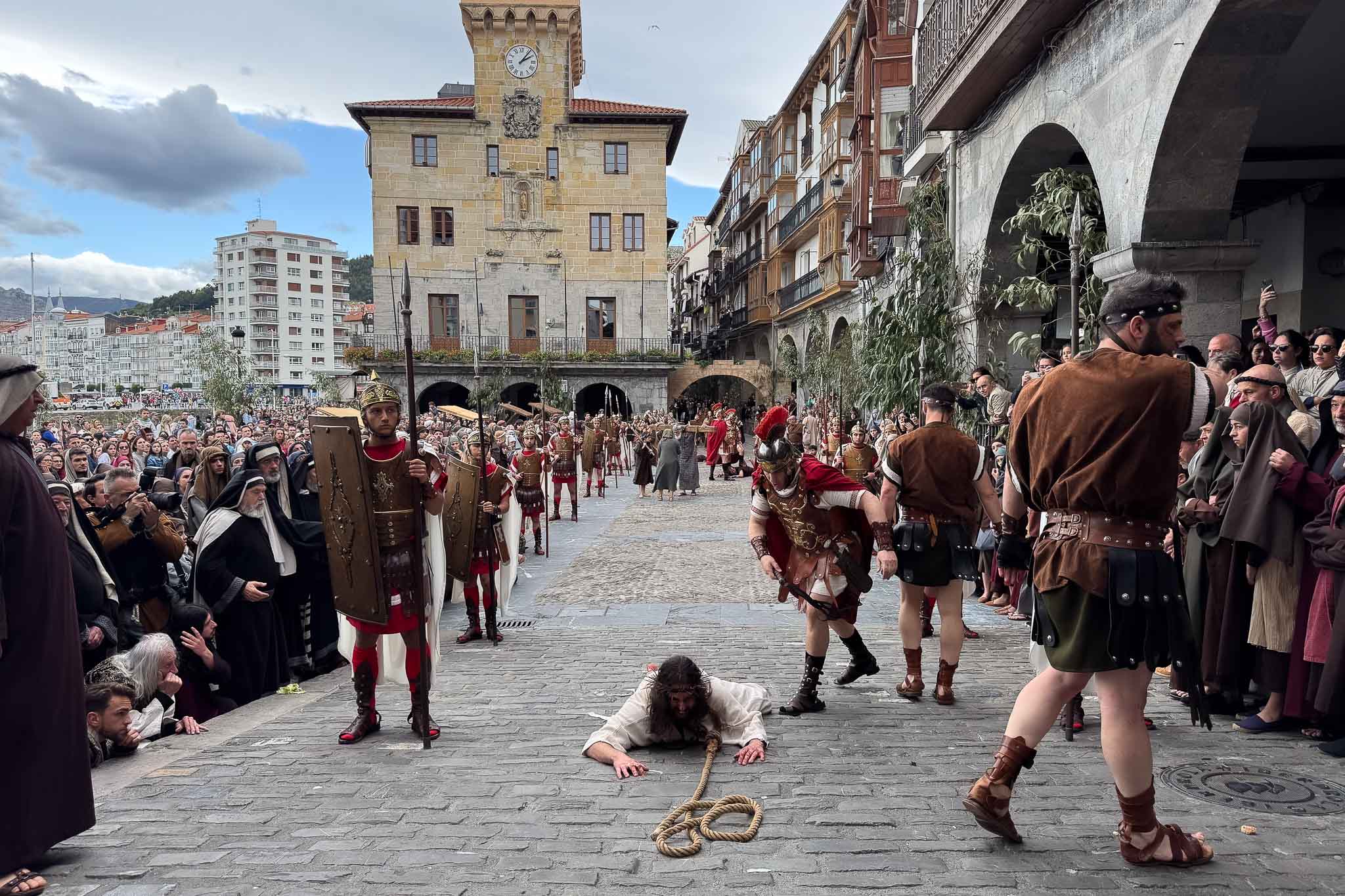 Jesucristo es golpeado por los soldados romanos.