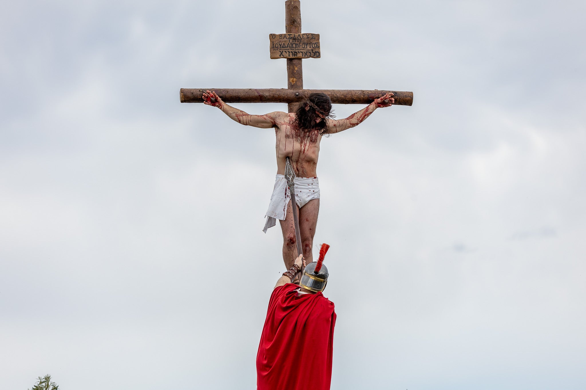 El soldado romano clava su lanza en el costado de Jesucristo para ratificar su muerte.