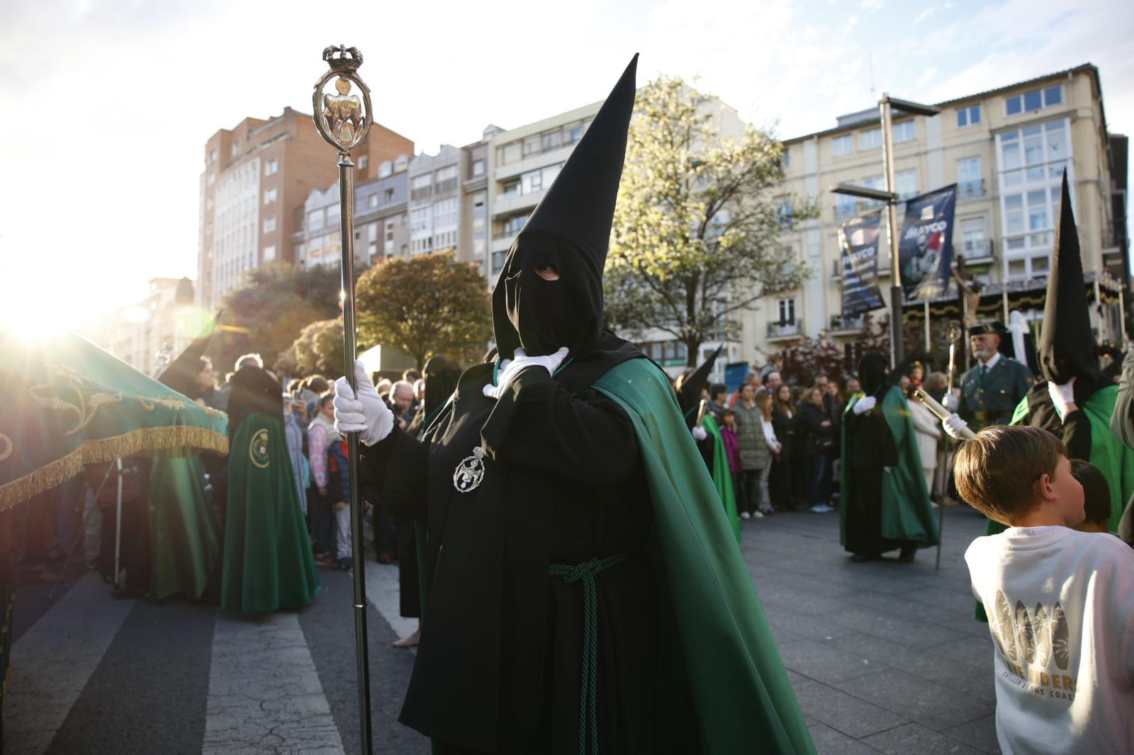 Detalle de uno de los cofrades minutos antes de salir. Este viernes el tiempo ha vuelto a respetar y las procesiones han salido sin problemas.
