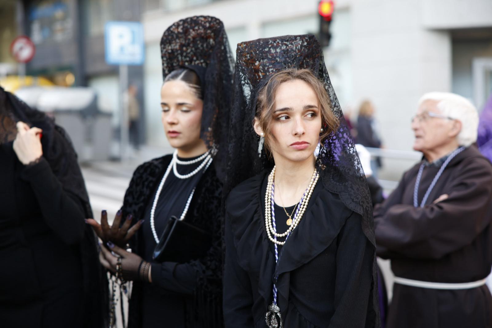 Dos participantes con mantilla.