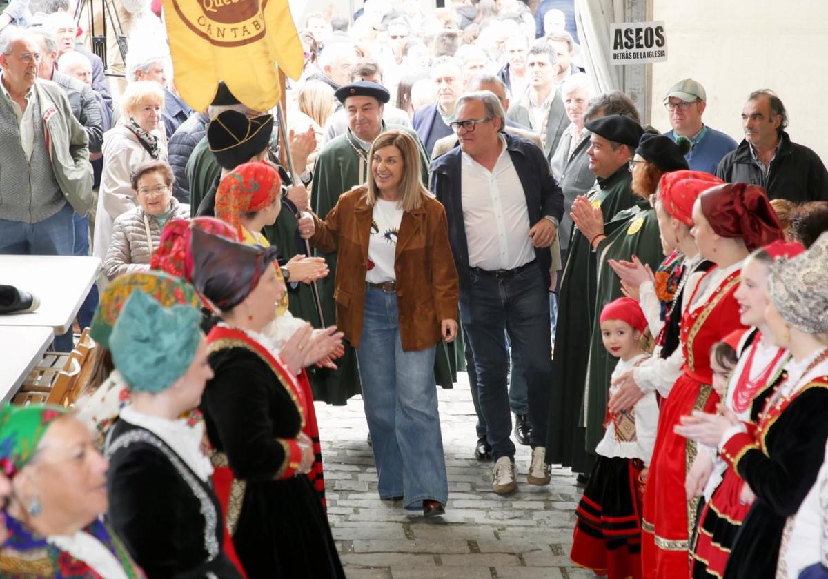 Sáenz de Buruaga junto al alcalde y cofrades en Vega de Pas