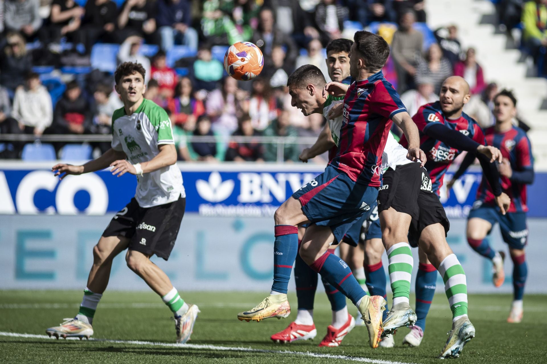 Karrikaburu cabecea la pelota ante un rival del Huesca 