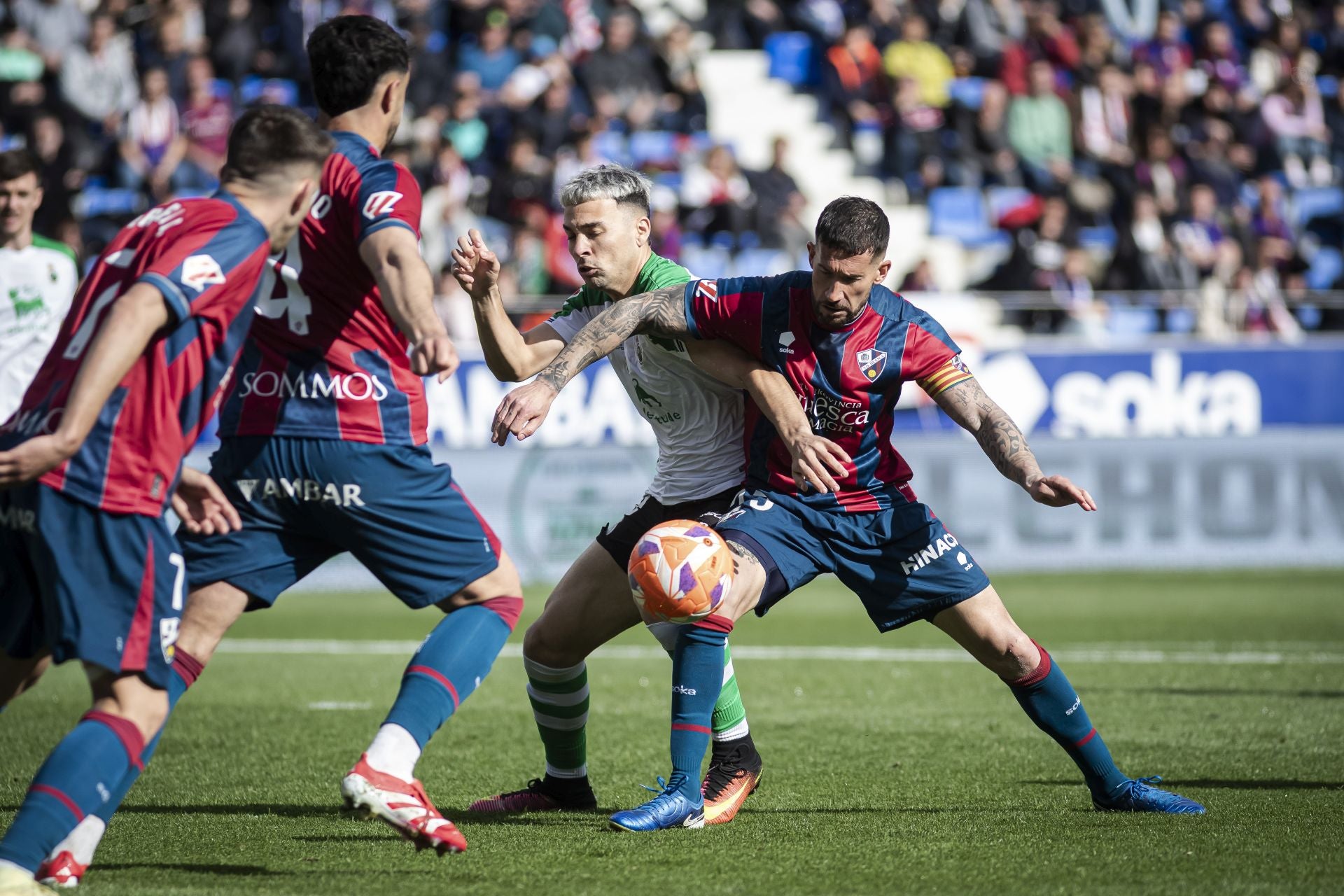 Arana, rodeado de jugadores del Huesca