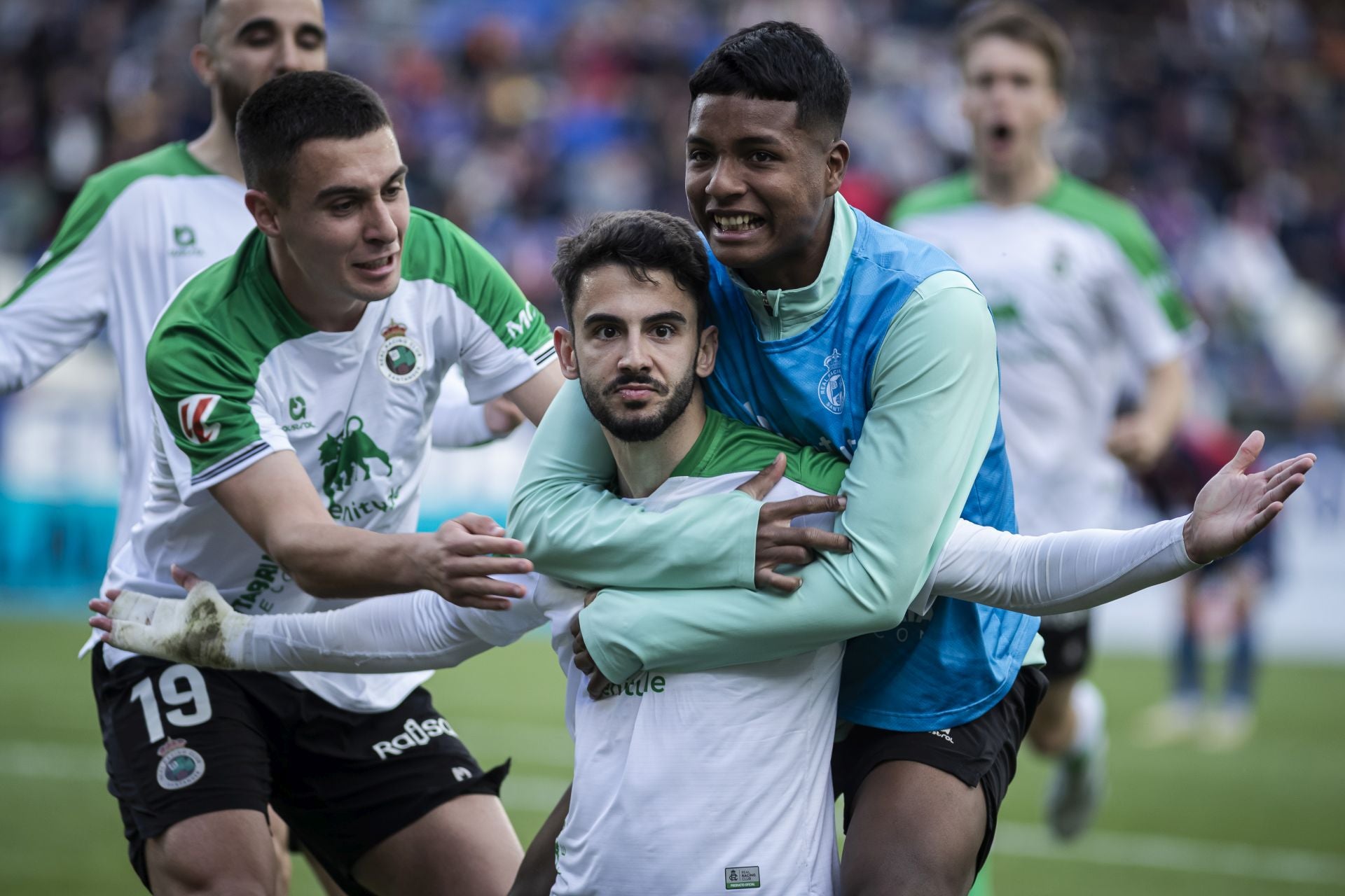 Karrikaburu, Andrés Martín y Jeremy celebran el gol del andaluz.