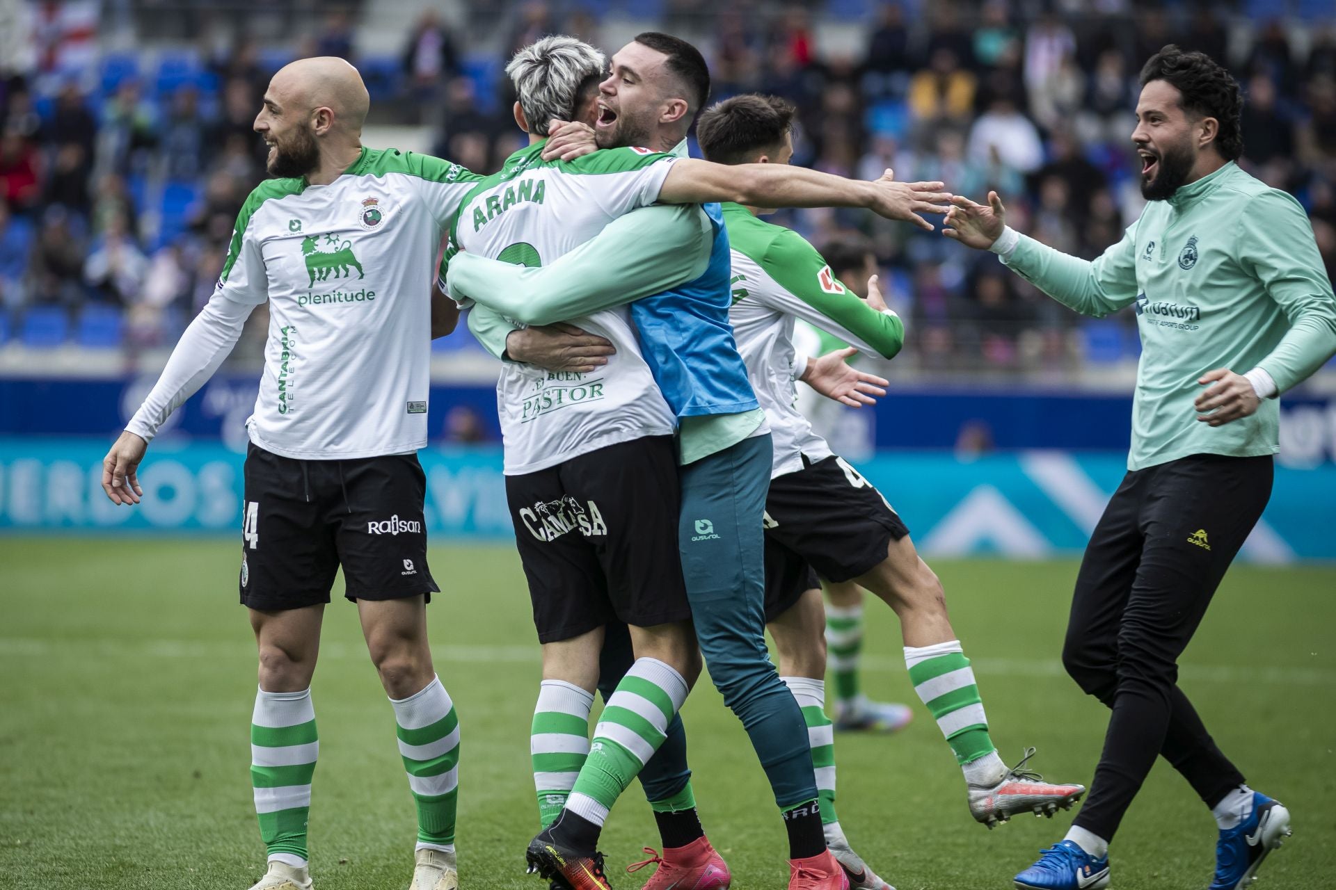 Arana se abraza a Manu Hernando para celebrar su tanto