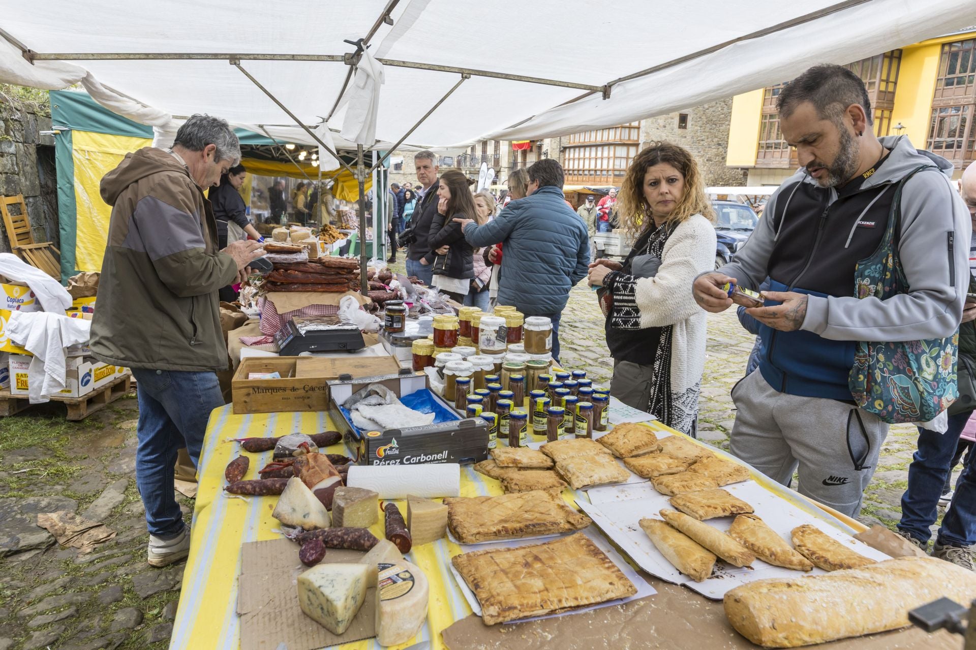 Uno de los puestos del mercado agroalimentario ubicado en la plaza de Vega de Pas.