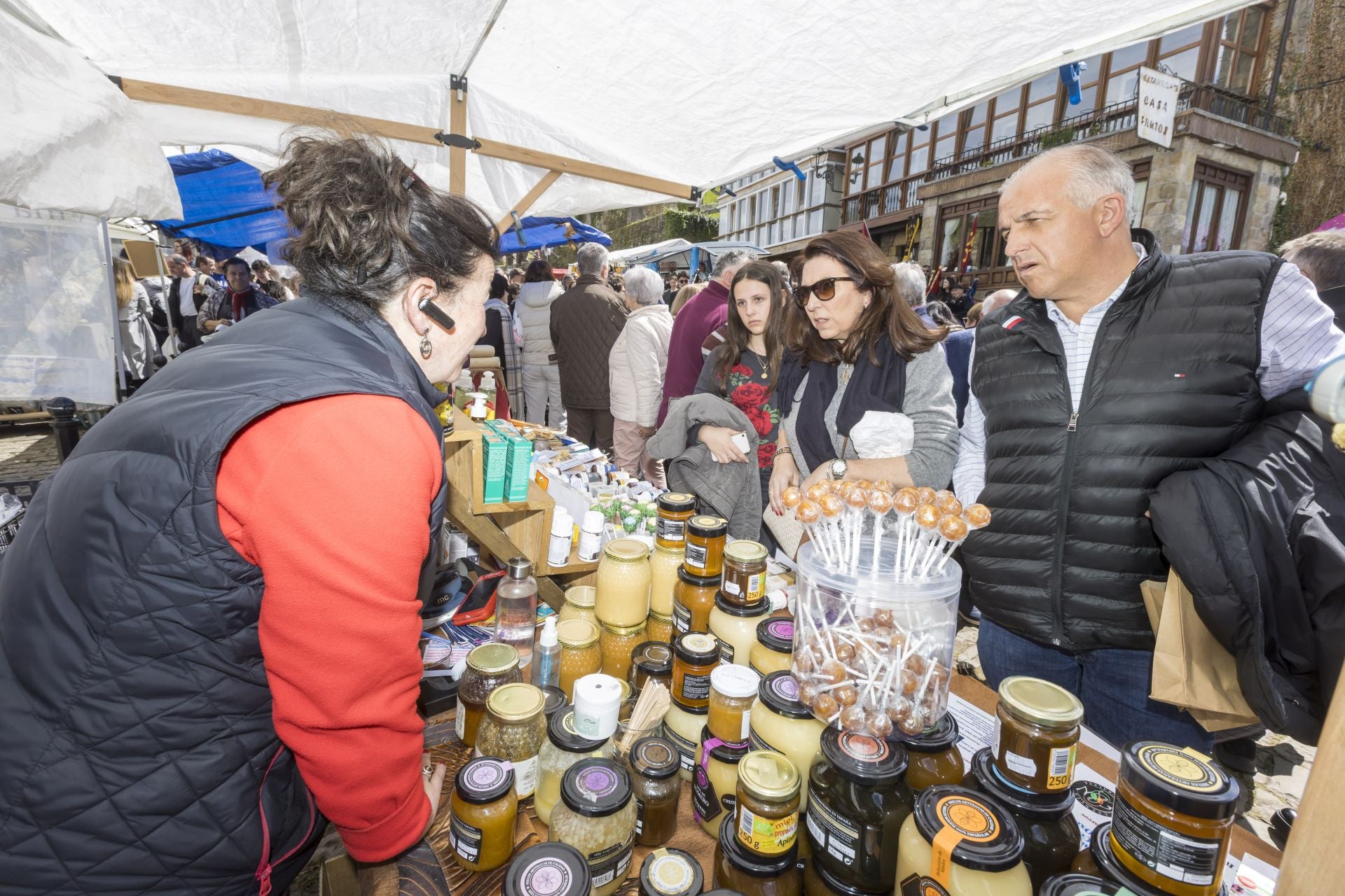 Locales y turistas recorrieron todos los puestos en busca de los mejores productos de la región.