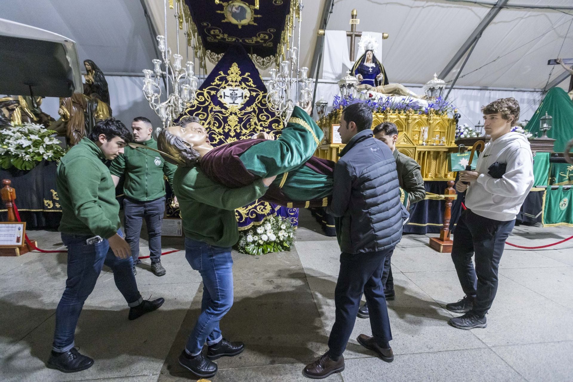 Las imágenes se han trasladado desde la carpa de La Porticada a la parroquia de San Francisco