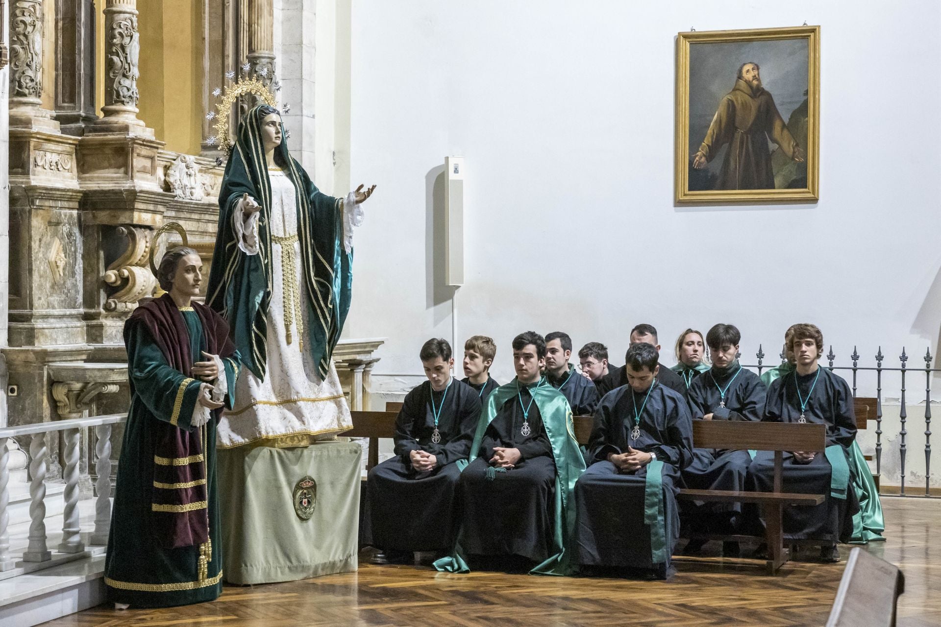 La virgen de La Esperanza es del autor Manuel Cacicedo y La talla de San Juan es obra del autor Lorenzo Coullau