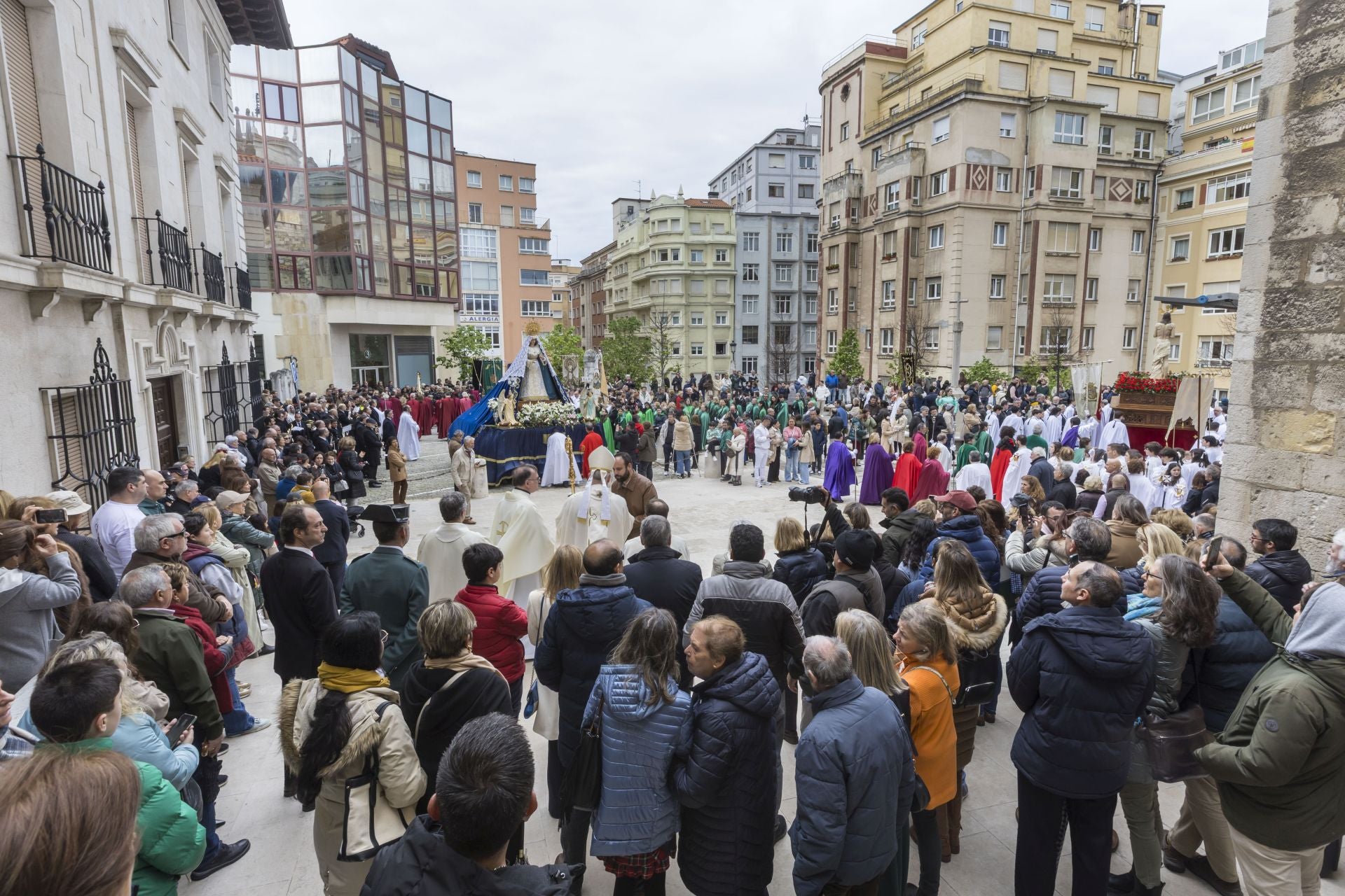 La Virgen de La Inmaculada y el Cristo Resucitado parten de la catedral tras El Encuentro.