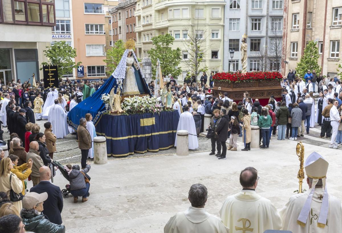 El momento de el Encuentro, entre las imágenes de La Virgen Inmaculada Gloriosa y Cristo Resucitado